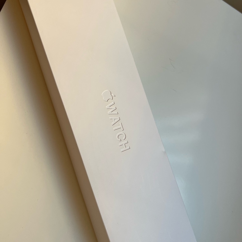 Apple Watch Series 6 in the color Pink Sand. 40MM